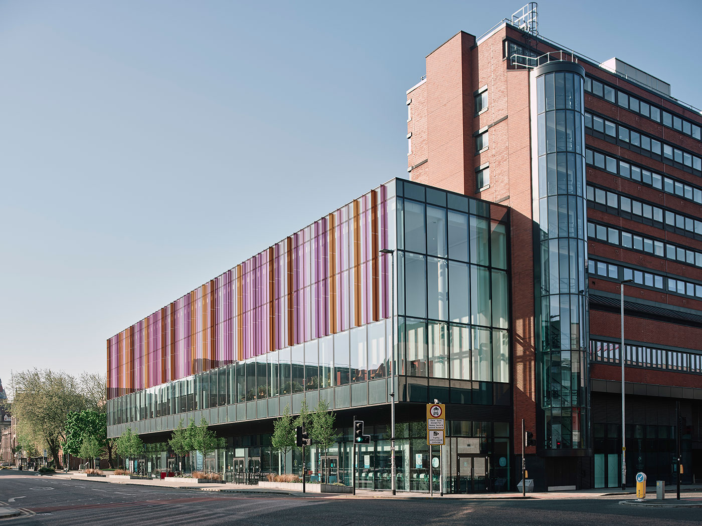 Photo of a hospital to illustrate that SkyLife is trusted for those taking non-emergency private flights for medical treatment at the best hospitals and facilities.